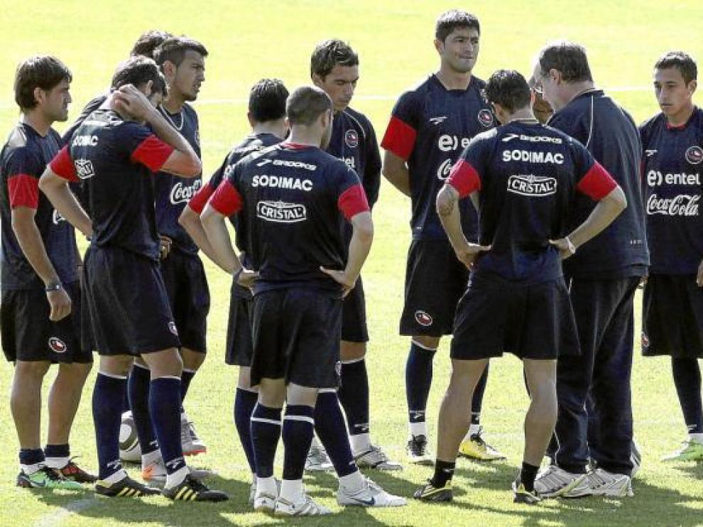 Bielsa imparte su doctrina en un entrenamiento de Chile.