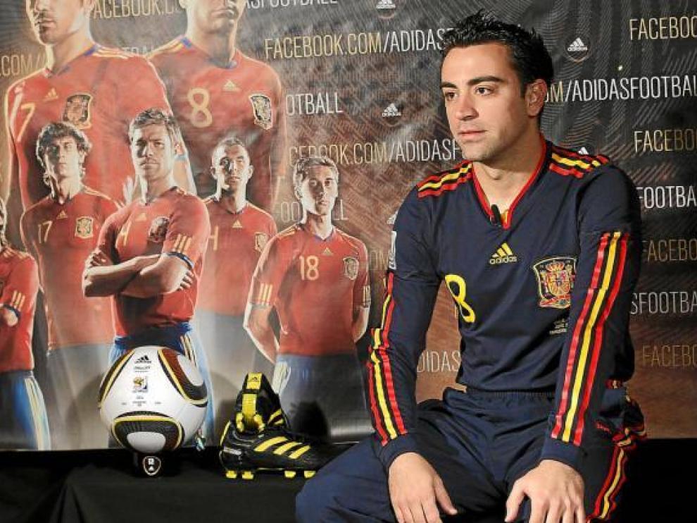 Xavi, con la camiseta que vestirá hoy España ante Chile.
