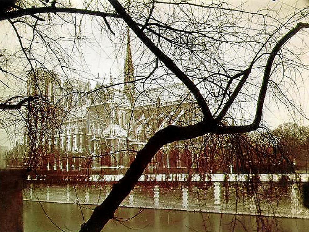Una de las clásicas y evocadoras instantáneas de Eugene Atget, tomada en París a orillas del río Sena.