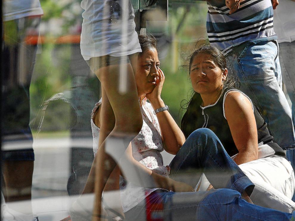 Familiares y amigos esperan la identificación de las víctimas.