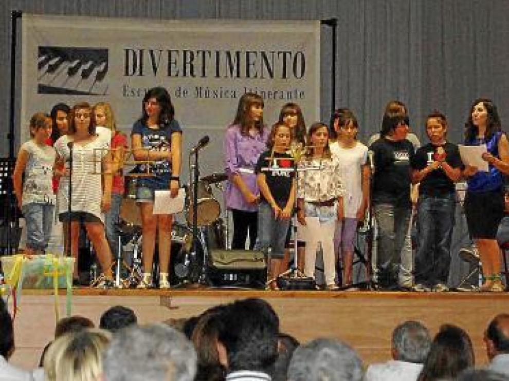 Coro de Fonz, dirigido por Jose Antonio Gonzalez.