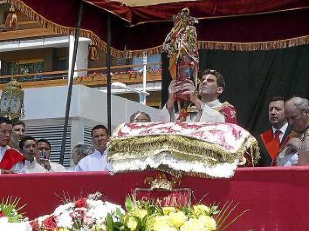 El vicario muestra la reliquia de la santa.