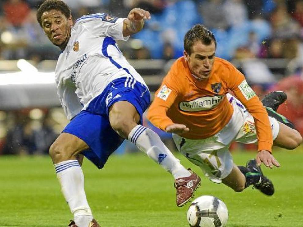 Eliseu y Duda (Málaga) pelean por una pelota.