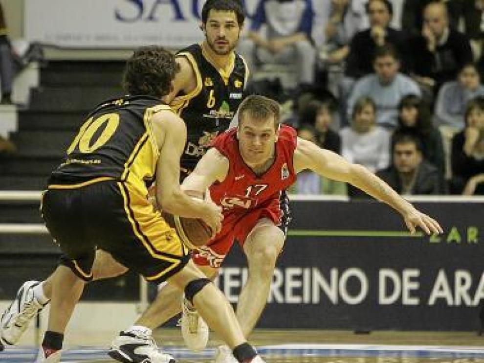 Riera toma un balón ante Joe Crispin, en fotografía de archivo.