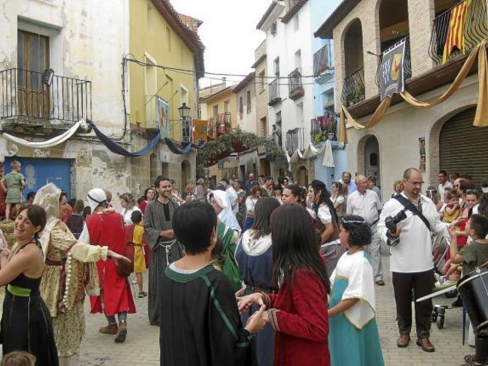 Las calles, engalonadas con motivos medievales, se llenaron ayer de actores y recreacionistas.