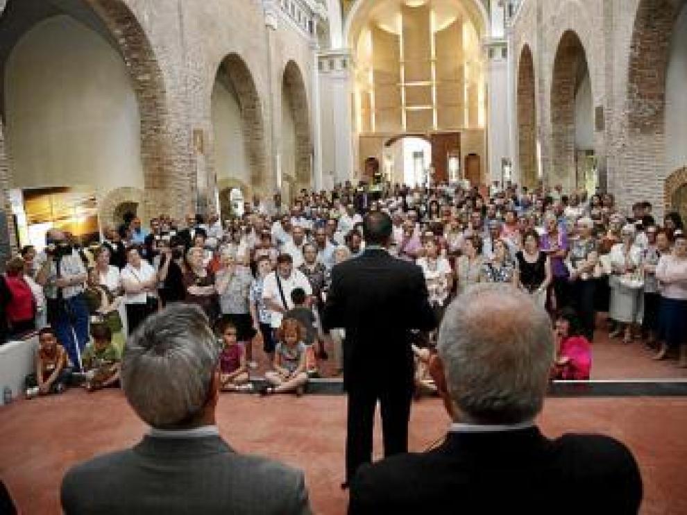 Los ciudadanos escuchan un discurso en la inauguración.