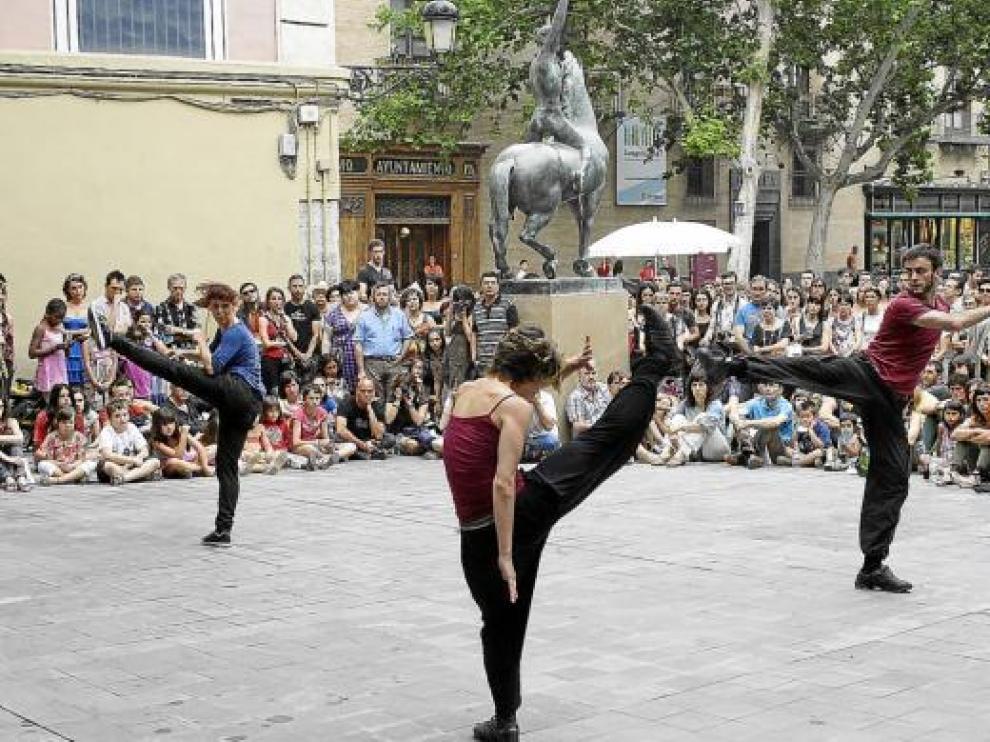 La coreografía de Julián Juárez abrió el festival de danza ayer tarde en la plaza de San Felipe.