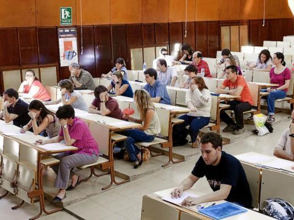 Un grupo de opositores, en el instituto Corona de Aragón de Zaragoza, en un examen en 2010.
