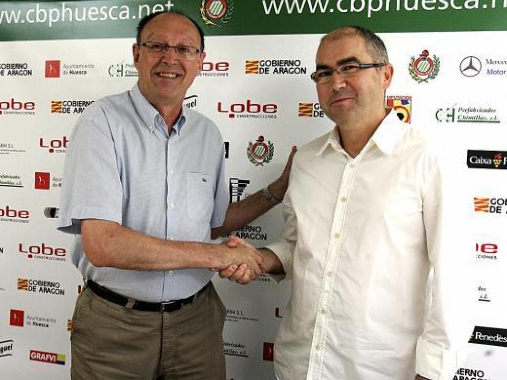 Ángel Navarro y José Manuel Rincón, ayer en la sede social del Club Baloncesto Peñas Huesca.