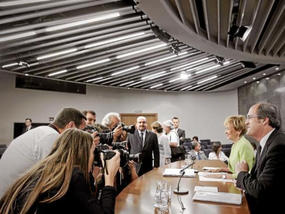 Ángel Gabilondo y María Teresa Fernández de la Vega, ayer tras el Consejo de Ministros.