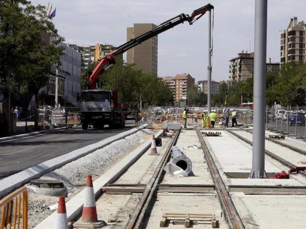 Una grúa sujeta uno de los postes que fueron colocados ayer junto al hospital Miguel Servet.