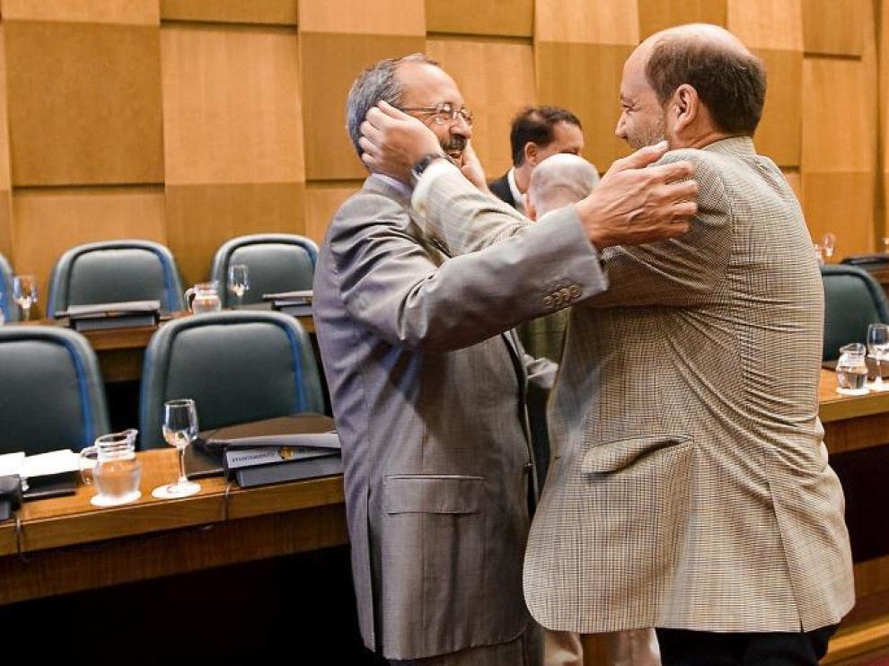 Francisco Catalá (izda.) se saluda afectuosamente con el concejal de IU, José Manuel Alonso, momentos antes del pleno.