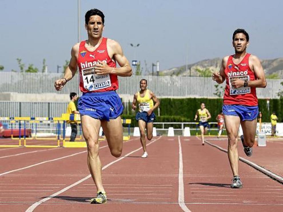 Eliseo Martín, primero por la izquierda, compite hoy por Aragón en la prueba de 3.000 obstáculos.