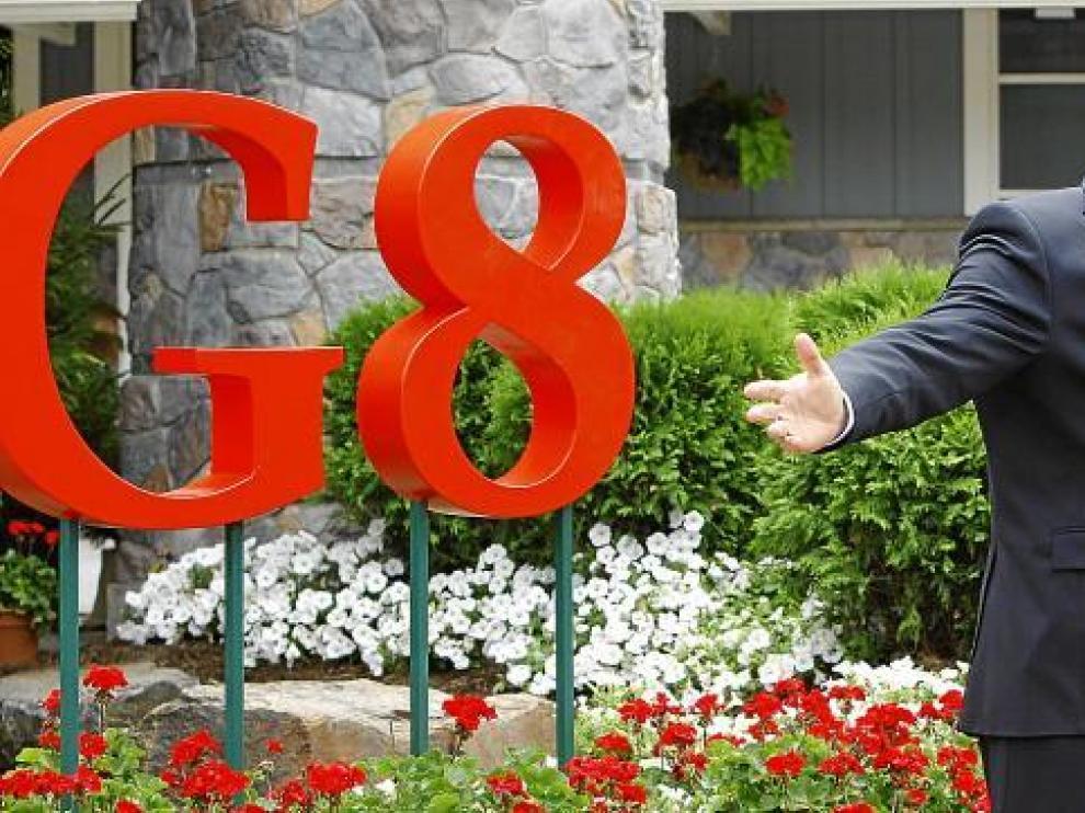 Obama es recibido por el primer ministro canadiense, ayer a su llegada a la cita del G-8 que se celebra en Toronto.