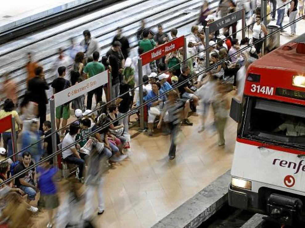 Llegada a la estación de Atocha de uno de los trenes que prestó servicio en la jornada de huelga.