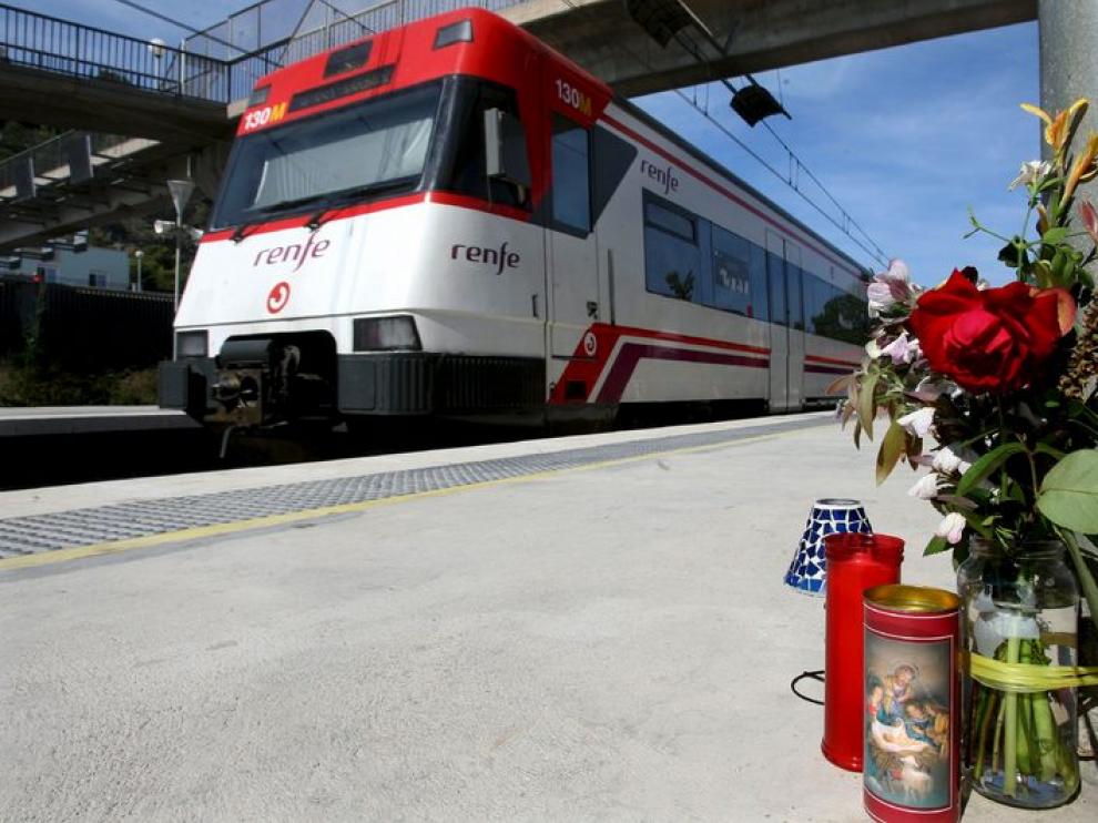 Flores en la estación de Castelldefels Playa