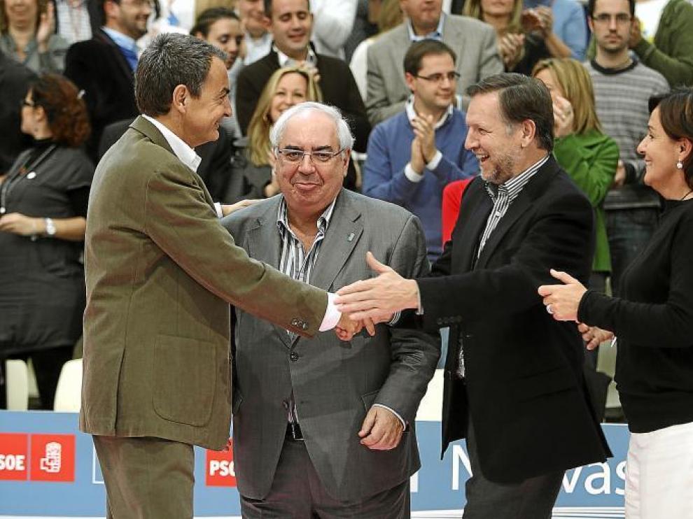 En la imagen, José Luis Rodríguez Zapatero saluda a Marcelino Iglesias en un mitin en Madrid el pasado mes de noviembre.