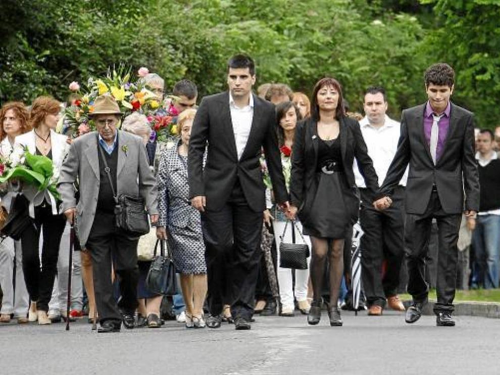 Familiares del policía Eduardo Puelles, asesinado por ETA hace un año, en un homenaje en Arrigorriaga.
