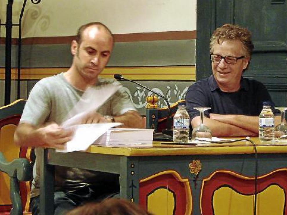 Javier Mariscal, a la derecha, con el director del curso de diseño de Albarracín, Isidro Ferrer.