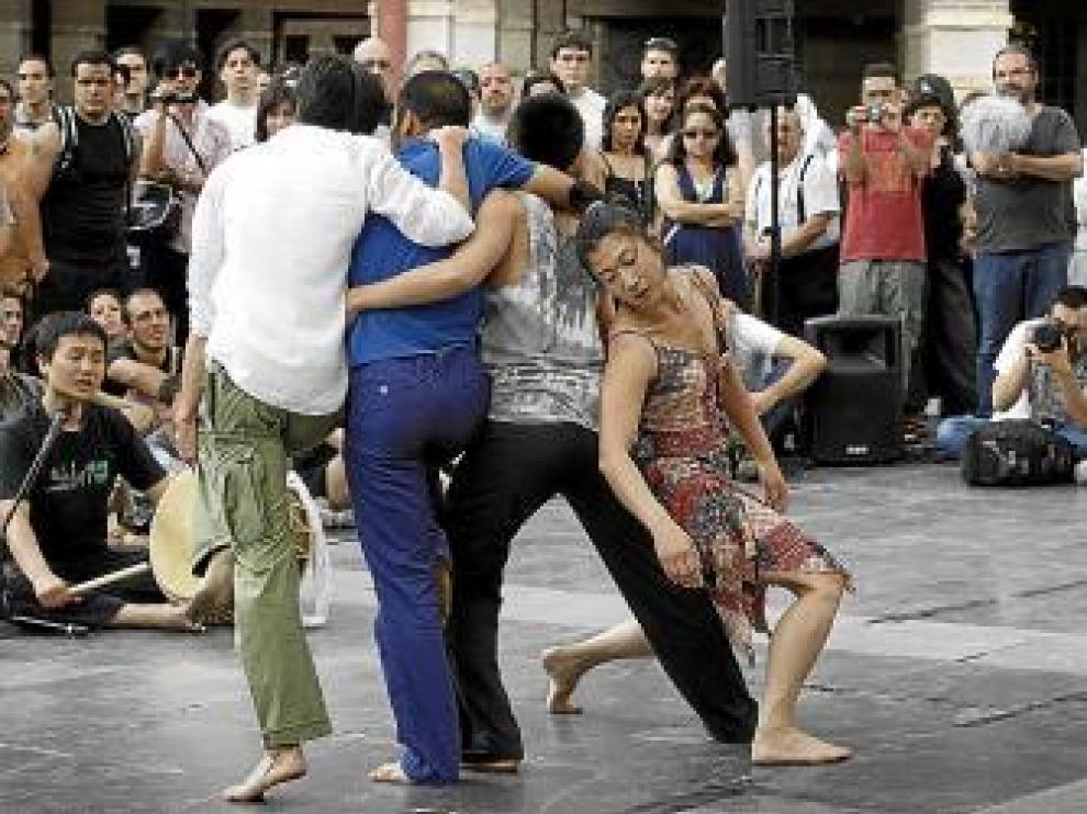 Danza antes de la tormenta en la plaza de San Bruno.