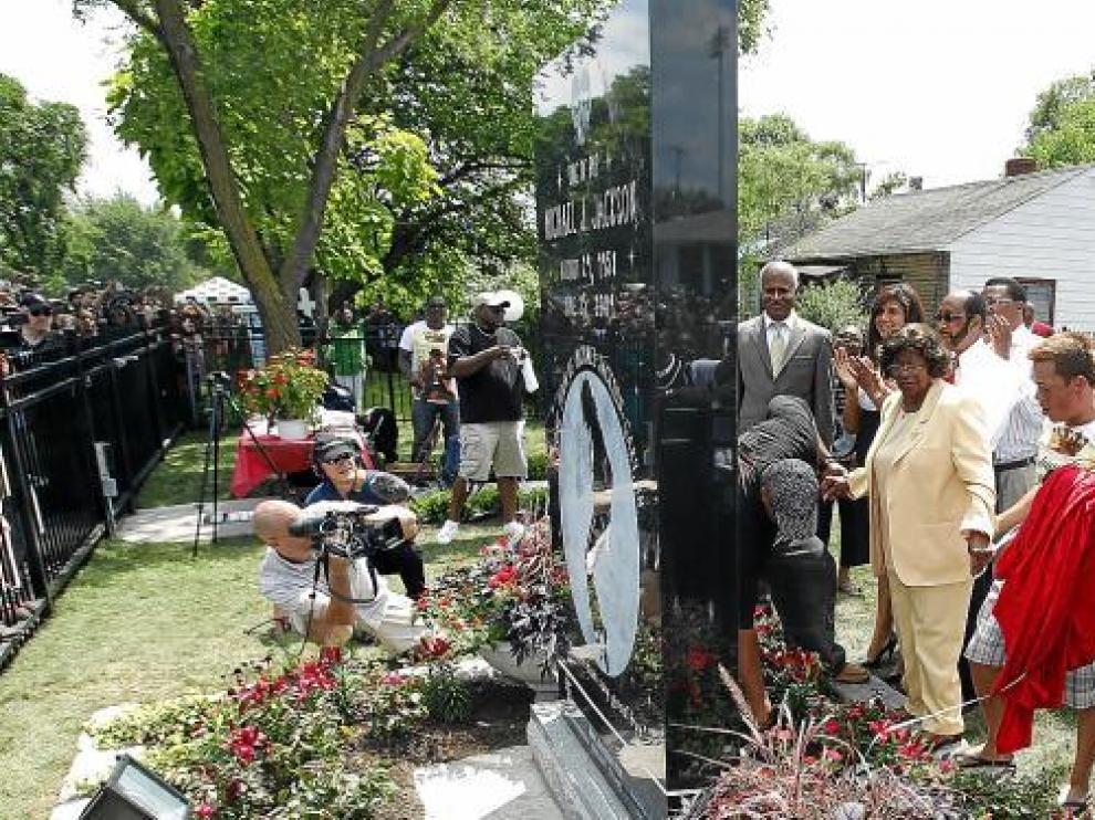 La madre de Michael Jackson, ante el monumento en honor a su hijo, inaugurado el viernes.