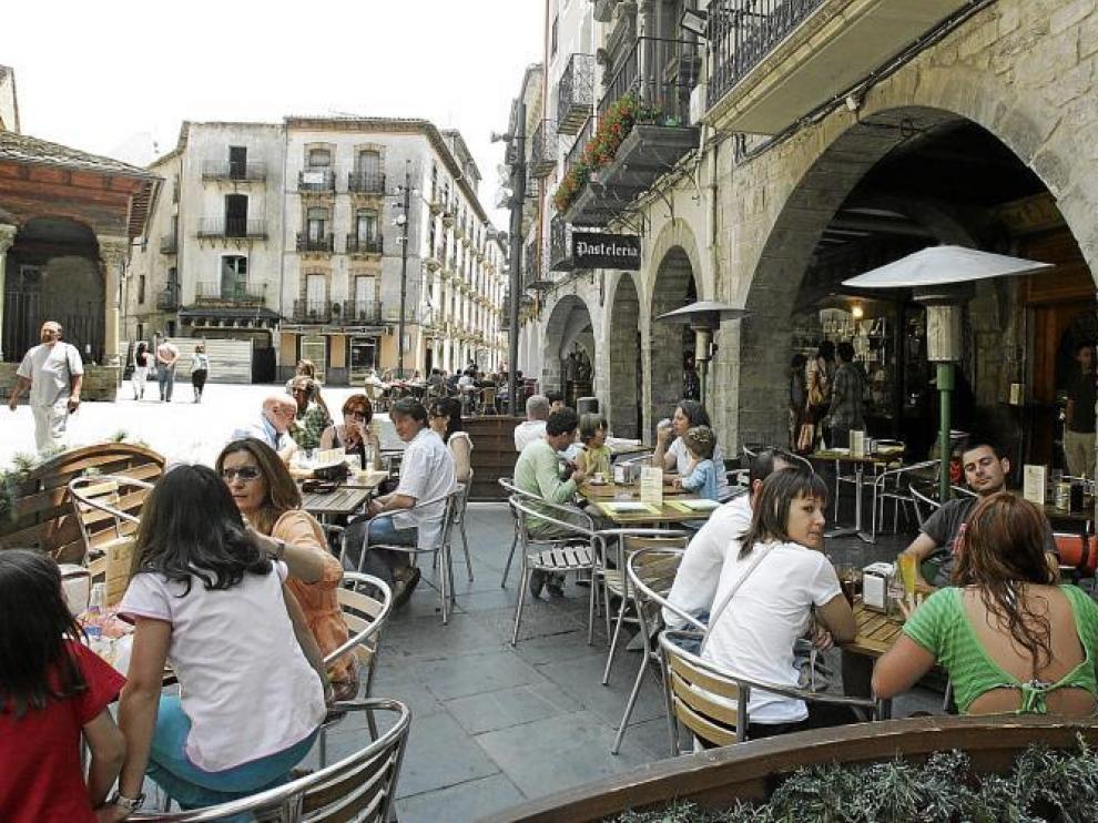 Los veladores de la plaza de la Catedral de Jaca comienzan a llenarse de clientes, sobre todo los fines de semana.