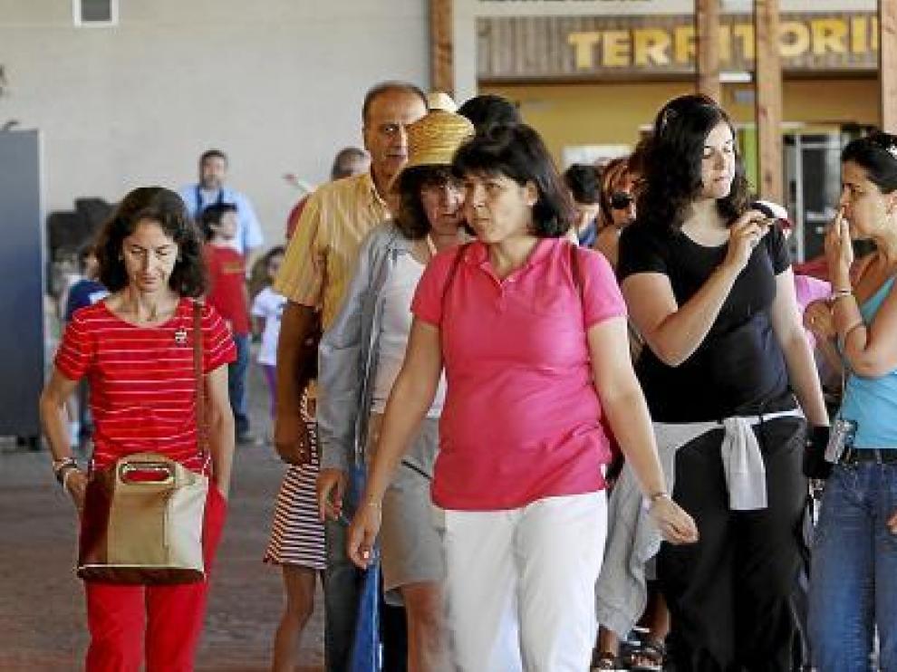 Un grupo de visitantes hace cola en una de las atracciones de Dinópolis en Teruel.