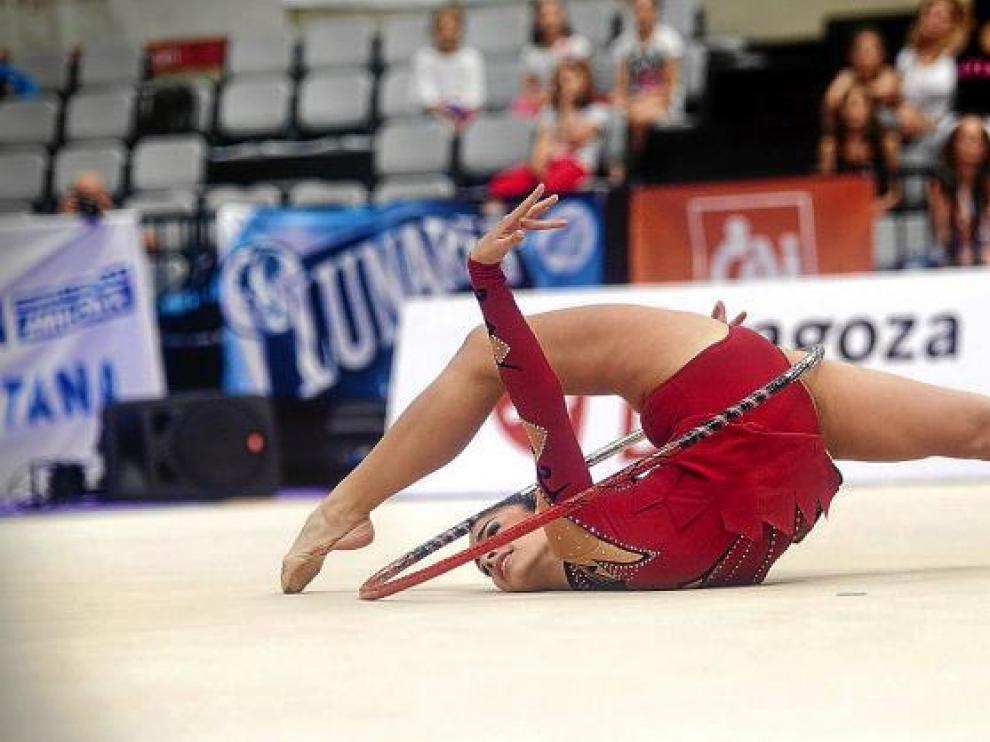Una gimnasta ejecuta el programa de aro en una de las jornadas de los Nacionales disputados en el Siglo XXI.