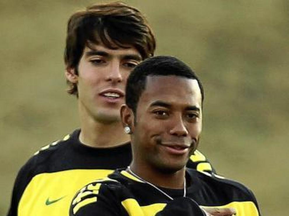 Robinho y Kaká preparan el partido ante Chile.
