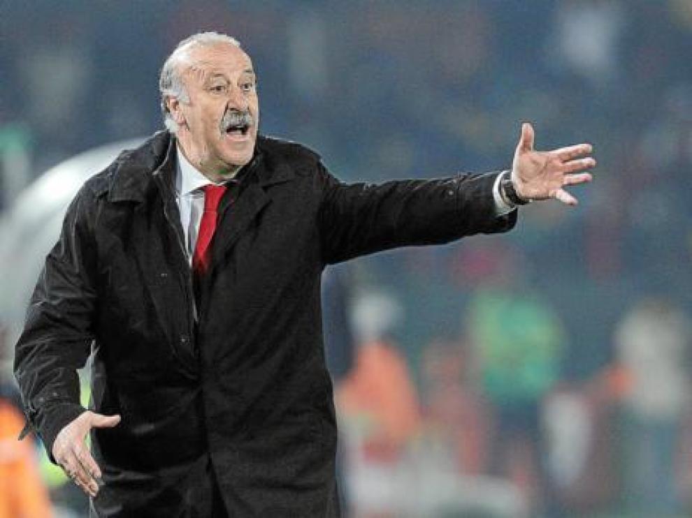 Vicente Del Bosque da indicaciones a sus hombres.
