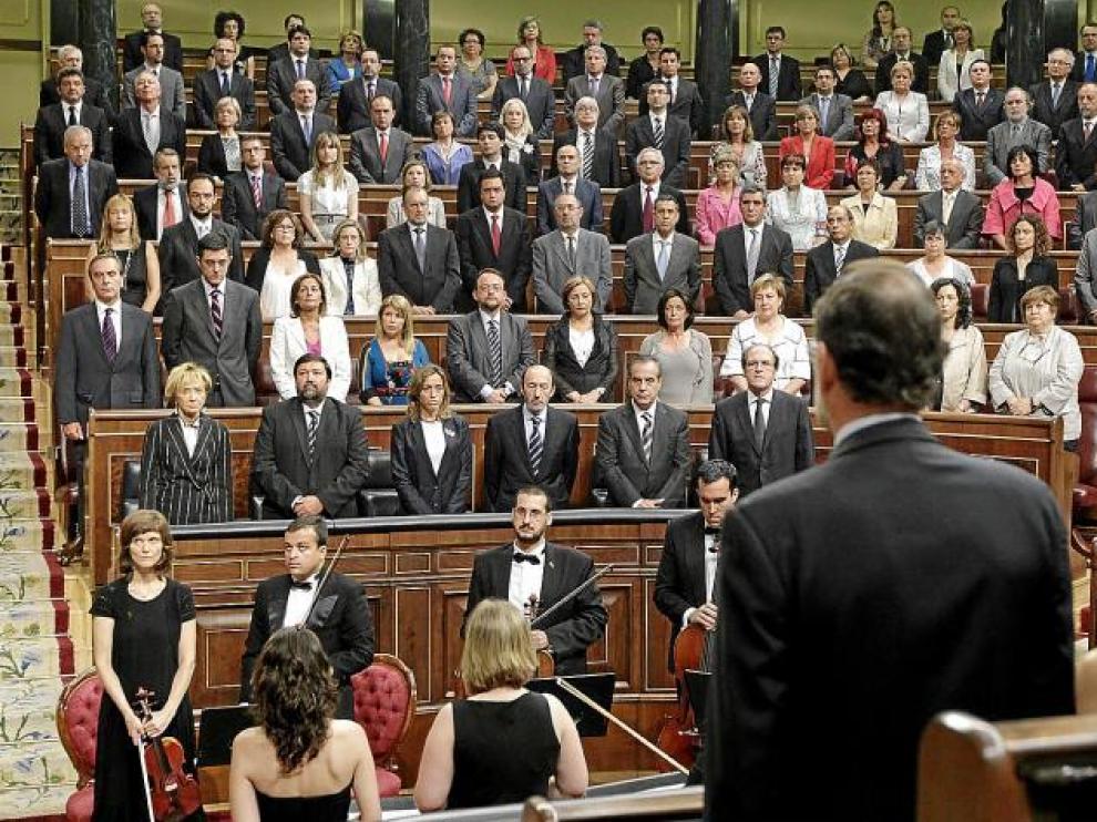Los asistentes al homenaje que el Congreso rindió ayer a las víctimas del terrorismo guardan un minuto de silencio.