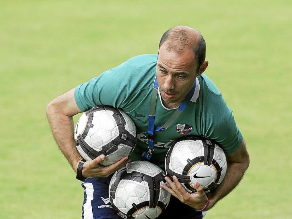 Antonio Calderón recoge balones durante un entrenamiento de esta temporada.