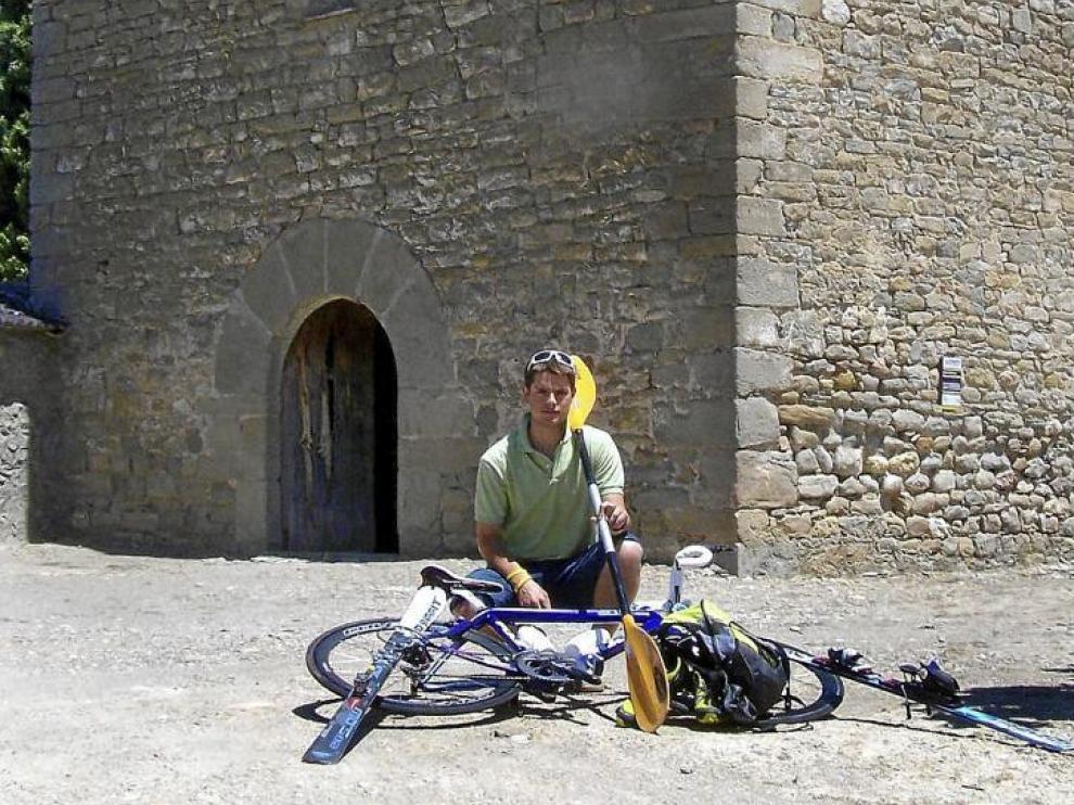Félix Jordán de Urriés ante la ermita de nuestra Señora del Llano de Laguarres.