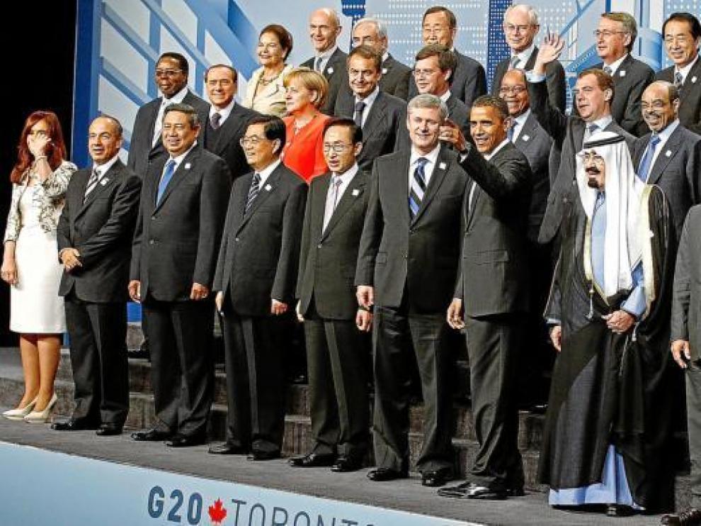 Fotografía 'de familia' de los líderes del G-20, el grupo de los países desarrollados y emergentes más importantes, en su cuarta cumbre, celebrada ayer en Toronto.