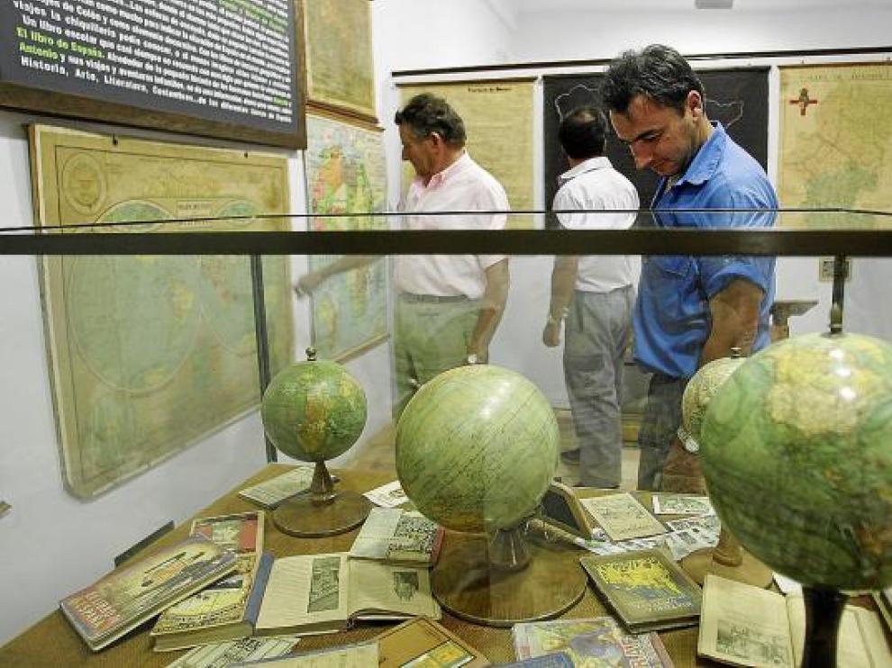 Visitantes en el Museo de la Escuela de Linás de Marcuello, el verano pasado.