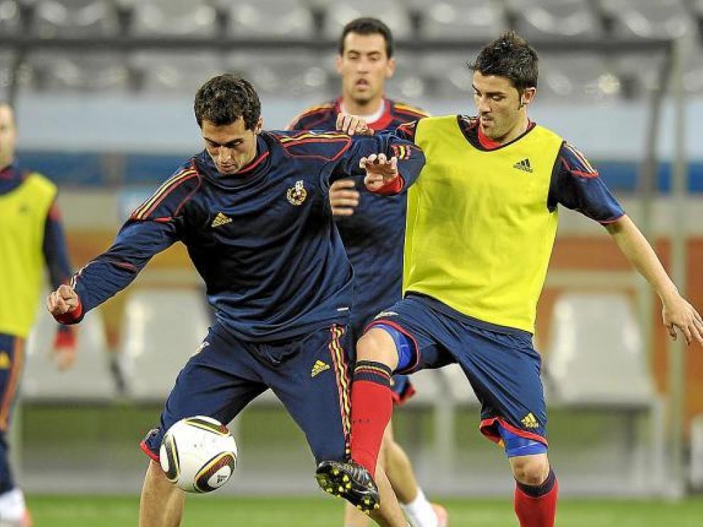Arbeloa pugna con Villa, durante la sesión de entrenamiento de ayer.