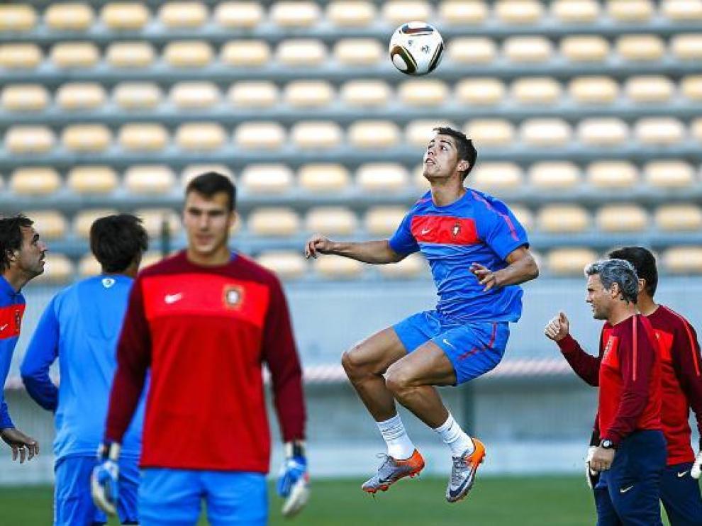 Cristiano Ronaldo cabecea un balón en el entrenamiento de ayer de la selección de Portugal.
