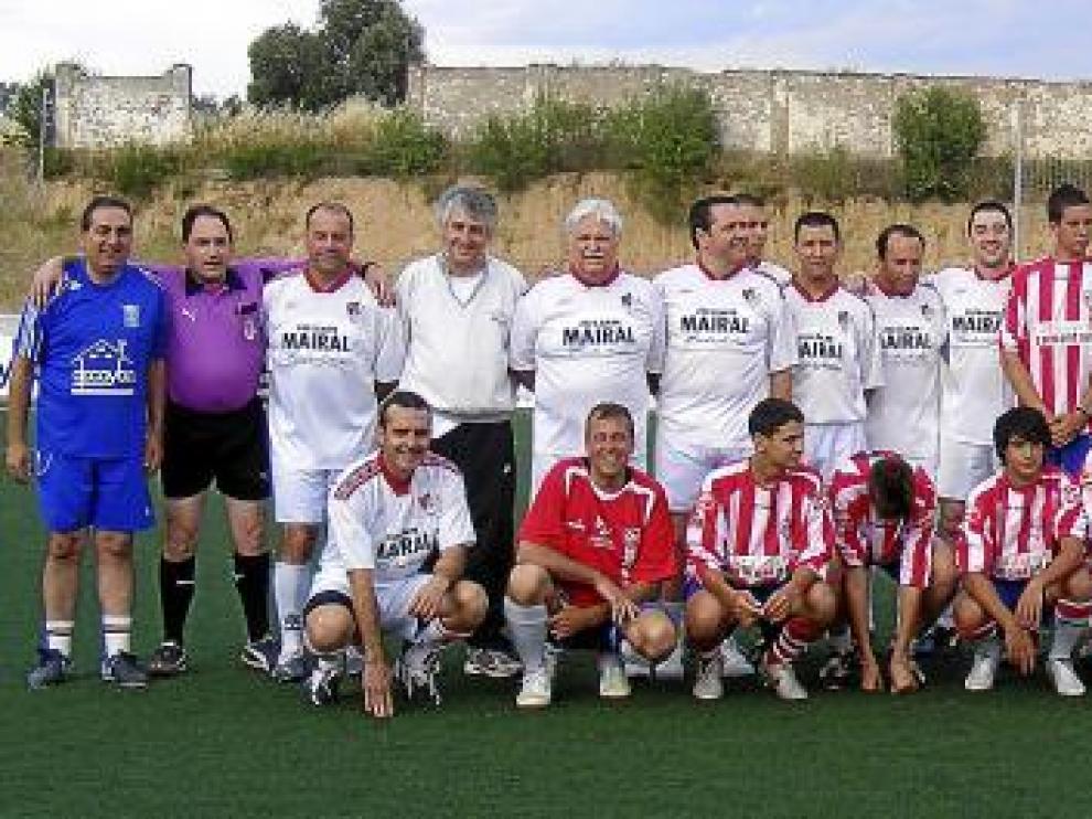 Políticos, empresarios y periodistas posan para la foto oficial del triangular que ganaron los terceros.