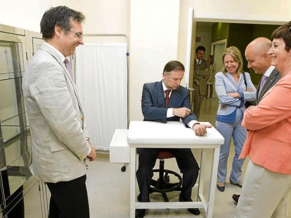 Iglesias recorrió las consultas del nuevo centro de salud e incluso bromeó con la idea de hacerse alguna prueba.