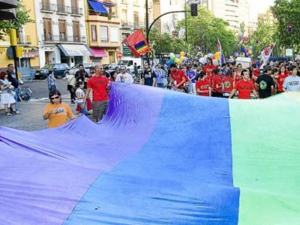 Una enorme bandera arcoiris encabezó la marcha que partió de la plaza de San Miguel.