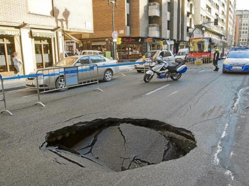 Dos carriles del Coso Bajo quedaron cortados al tráfico por el hundimiento del asfalto.