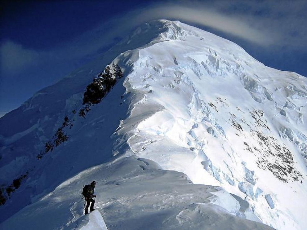 Uno de los miembros de la expedición del CER por la arista que lleva a la imponente cima del Fairweather.