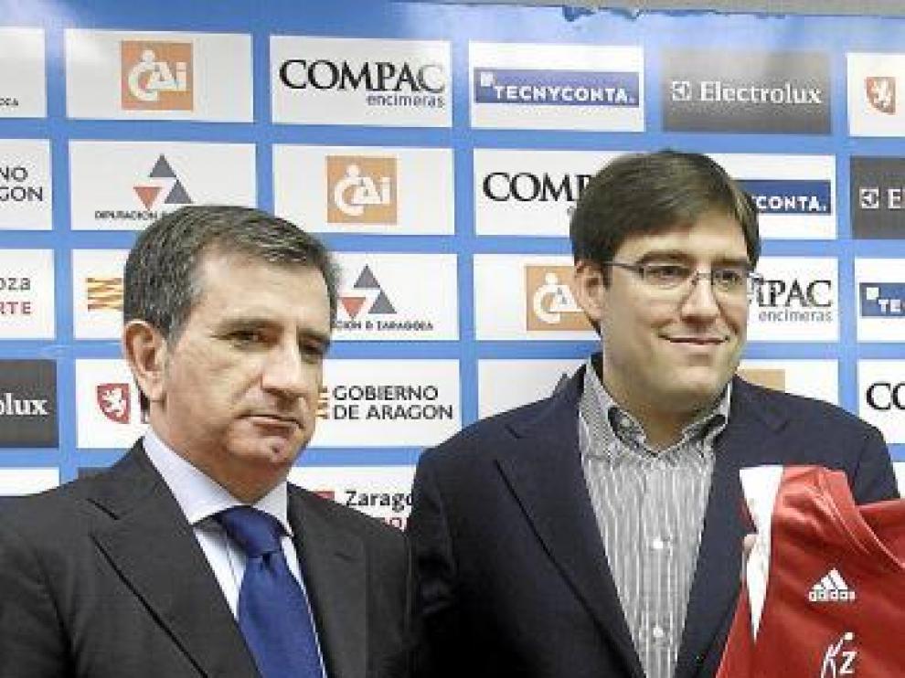 Enériz y Benito posan con la camiseta del CAI Zaragoza.
