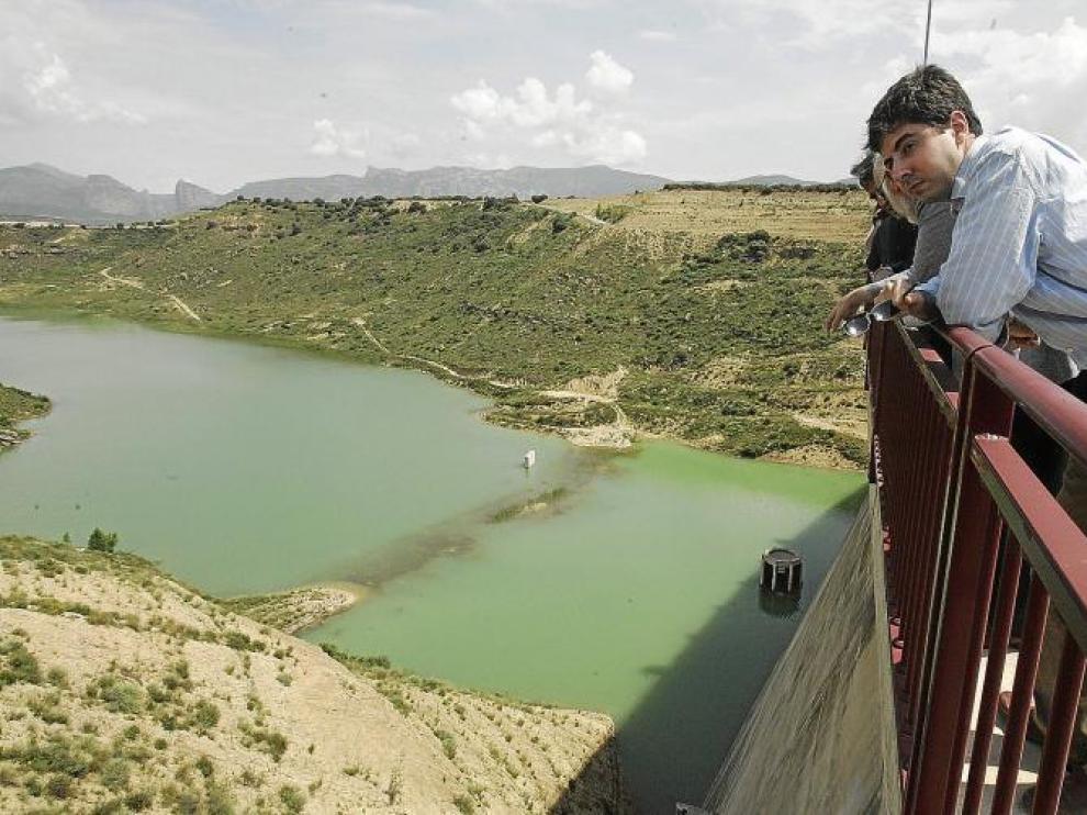 El agua ya entra en Montearagón, pero no hay canal de abastecimiento ni de riego