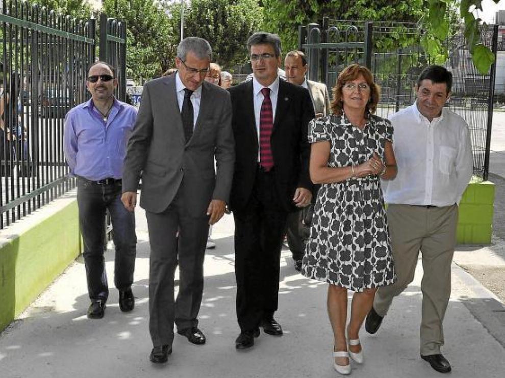 La consejera de Educación y el alcalde visitaron ayer el colegio San José de Calasanz de Fraga.
