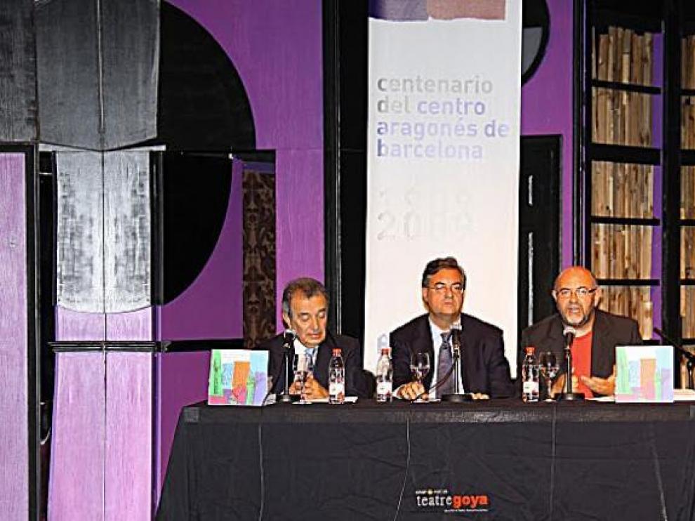 Jacinto Bello, Ramón Salanova y Antón Castro, en el acto de clausura del Centenario del Centro Aragonés de Barcelona.