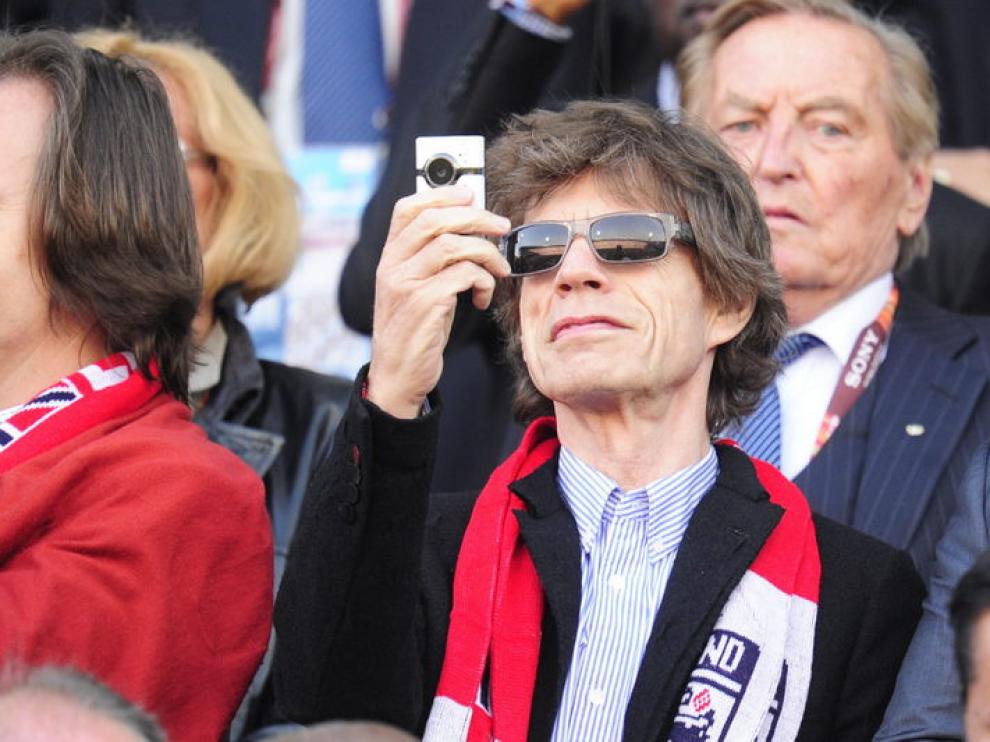 Mike Jagger, con una bufanda de Inglaterra.