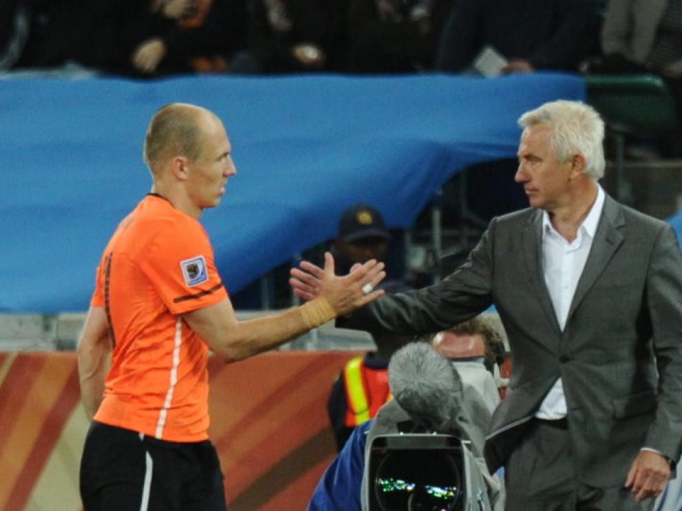 Robben saluda al técnico holandés.