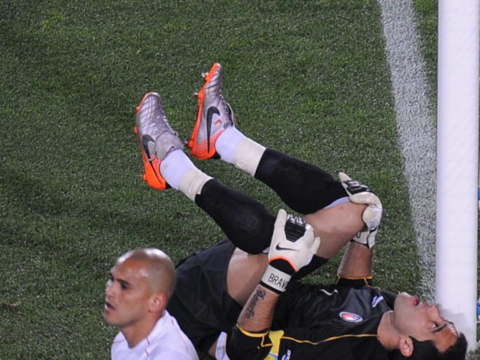 Suazo se lamenta tras un gol brasileño.