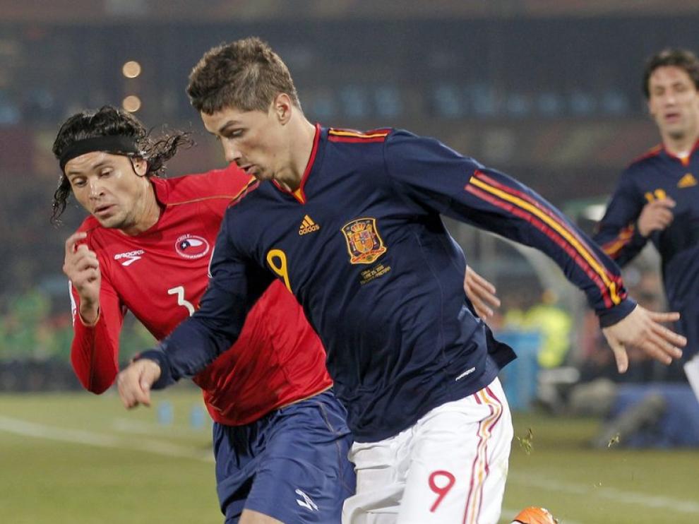 Fernando Torres en una acción del partido contra Chile
